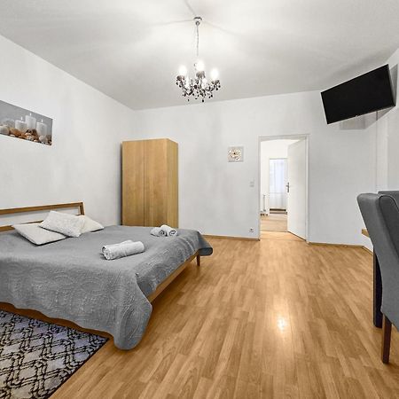 וינה Modern Three-Bedroom, Triple King Beds מראה חיצוני תמונה