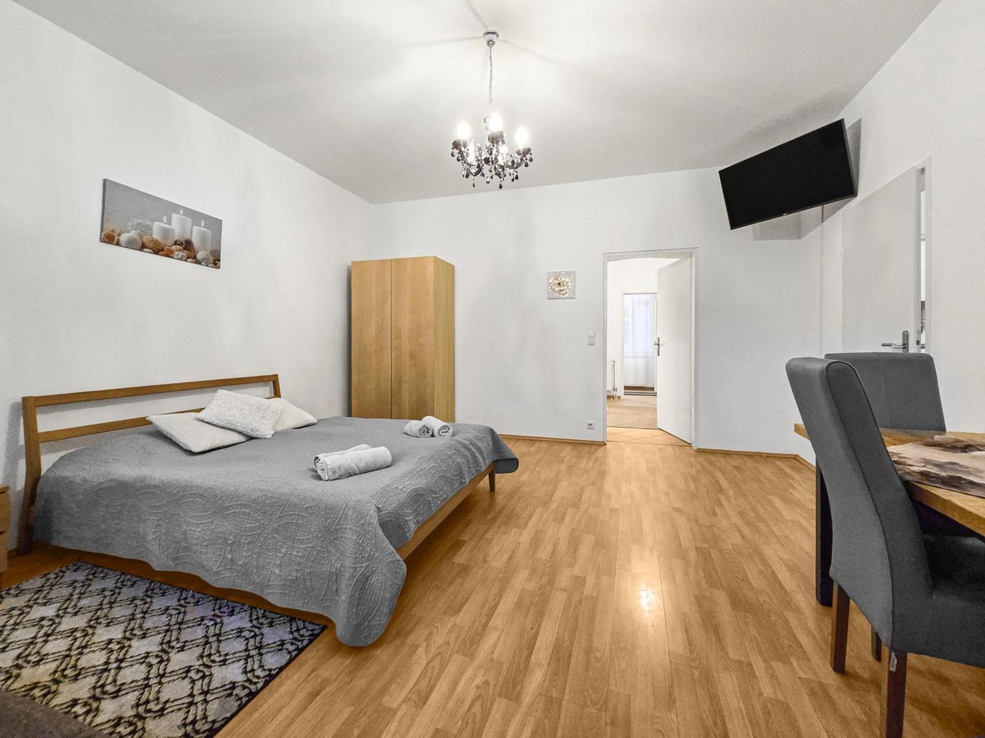 וינה Modern Three-Bedroom, Triple King Beds מראה חיצוני תמונה