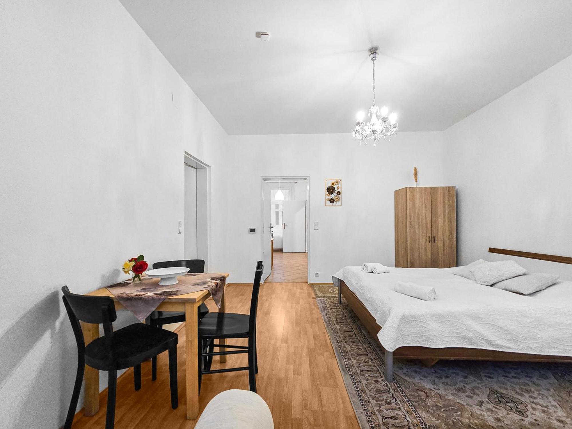 וינה Modern Three-Bedroom, Triple King Beds מראה חיצוני תמונה